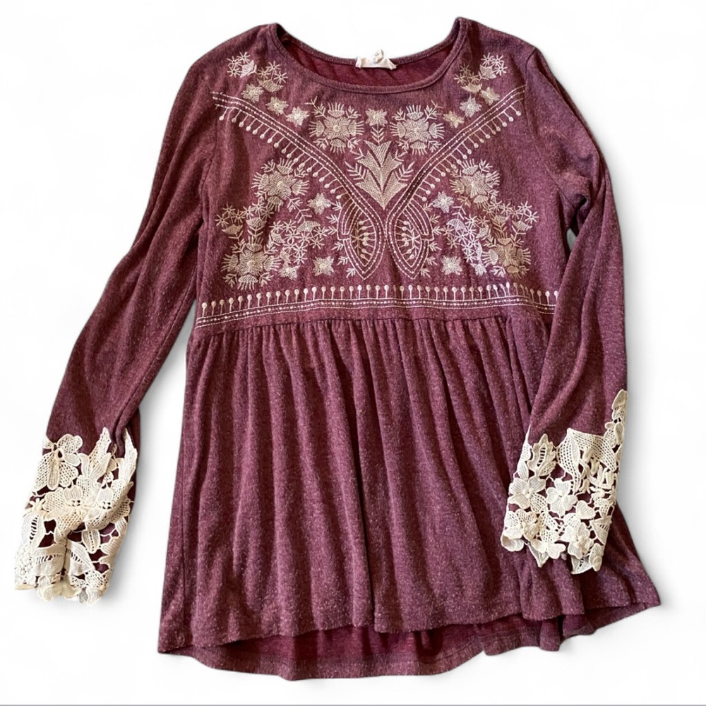 Entro Burgundy Tunic with Cream Lace Accents - Picture 4 of 4